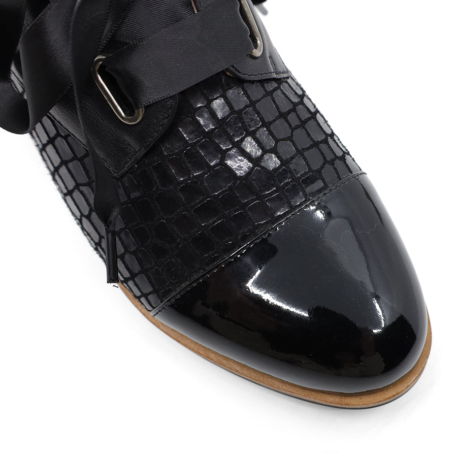 TOP VIEW OF BLACK LEATHER PATENT FLAT SHOE WITH BLACK RIBBON LACES. 