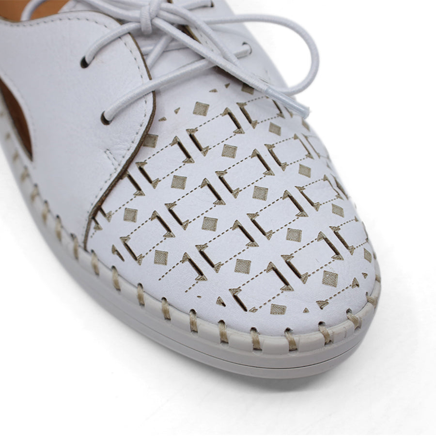 WHITE SIDE CUT ENCLOSED TOE HEEL LACE UP FLAT SNEAKER 